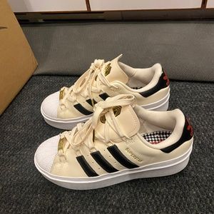 New Never Worn Superstar Bonega Adidas Shoes Wonder White